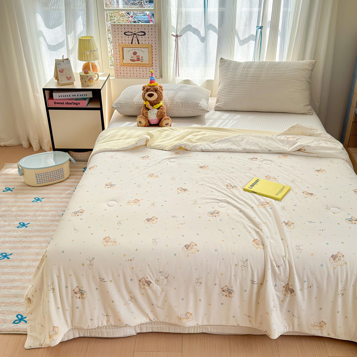 91家纺网 家纺一手货源 找家纺 亿梵家居 2026新款锦氨印花凉感夏被 晚安小熊