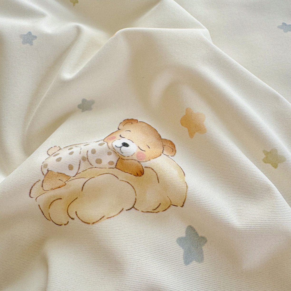 91家纺网 家纺一手货源 找家纺 亿梵家居 2026新款锦氨印花凉感夏被 晚安小熊