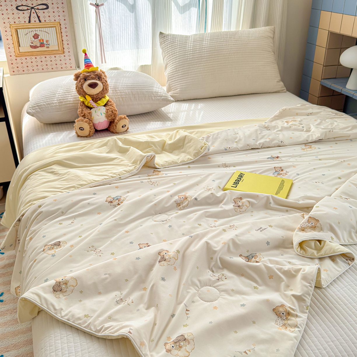 91家纺网 家纺一手货源 找家纺 亿梵家居 2026新款锦氨印花凉感夏被 晚安小熊