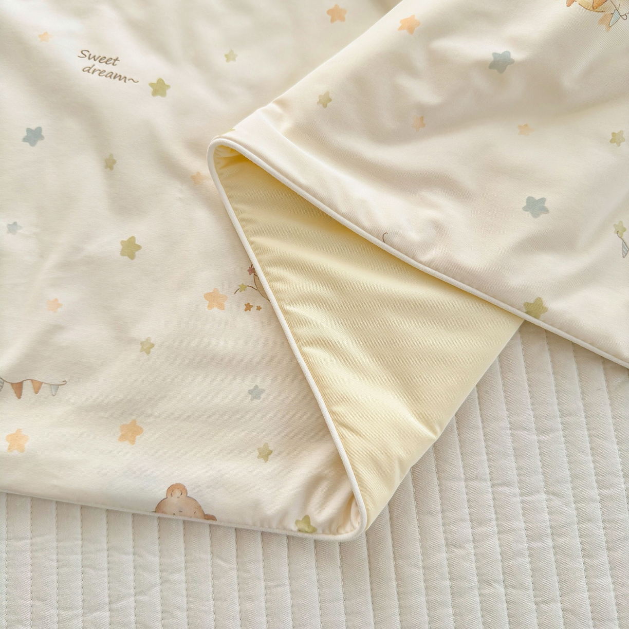 91家纺网 家纺一手货源 找家纺 亿梵家居 2026新款锦氨印花凉感夏被 晚安小熊