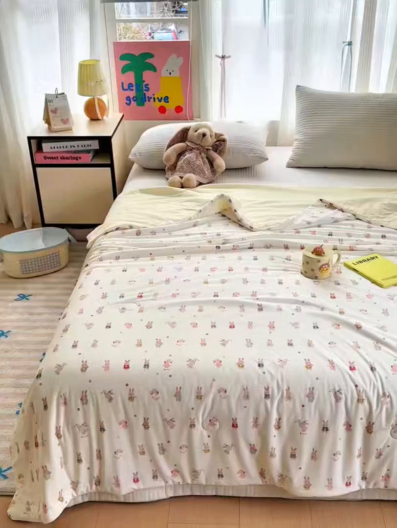 91家纺网 家纺一手货源 找家纺 亿梵家居 2026新款锦氨印花凉感夏被 欢乐小兔