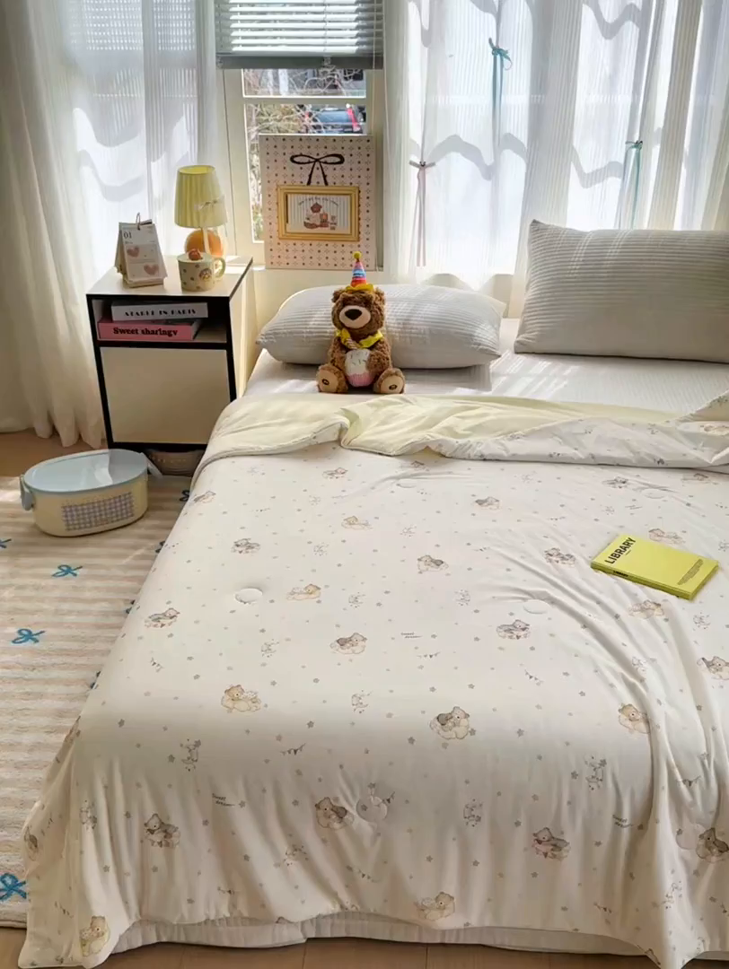 91家纺网 家纺一手货源 找家纺 亿梵家居 2026新款锦氨印花凉感夏被 晚安小熊