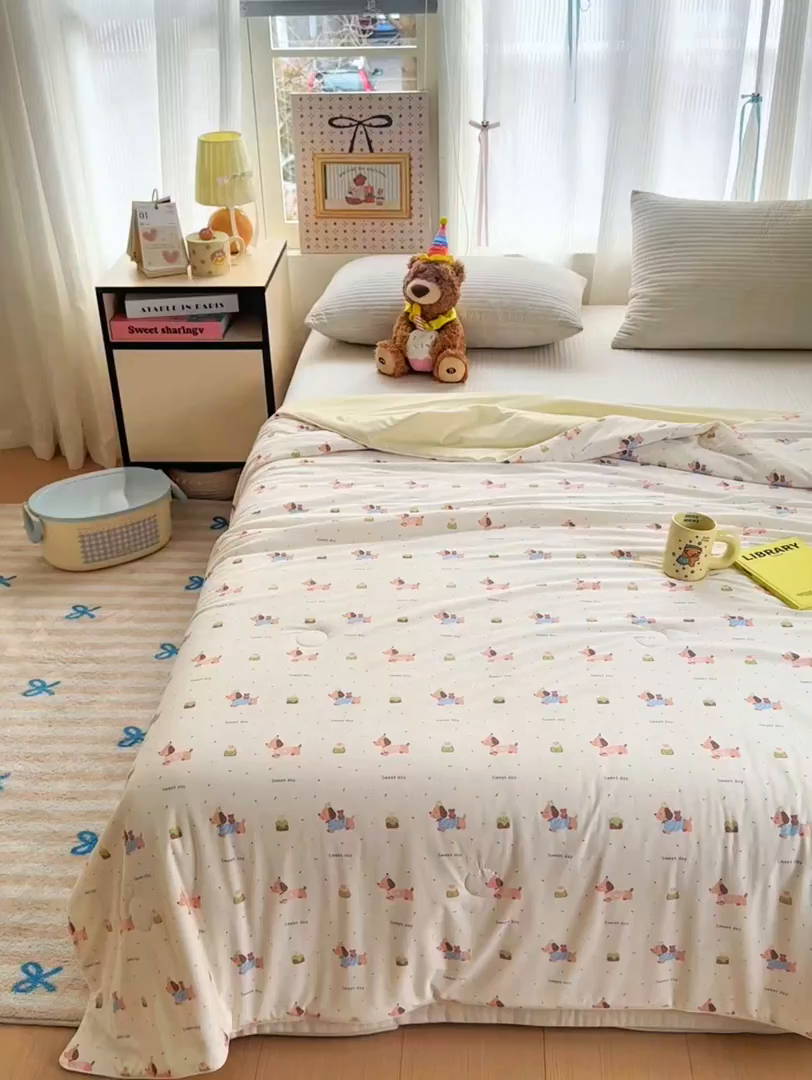 91家纺网 家纺一手货源 找家纺 亿梵家居 2026新款锦氨印花凉感夏被 俏皮小狗