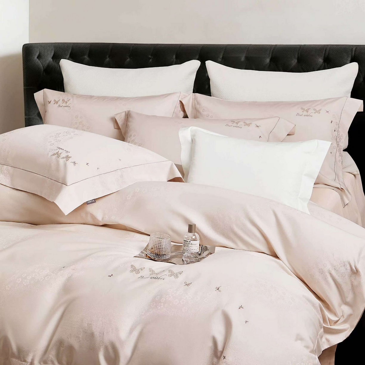 91家纺网 家纺一手货源 找家纺 玖玖爱家纺 2026新款全棉色织提花绣花四件套-梦蝶 梦蝶-浅粉