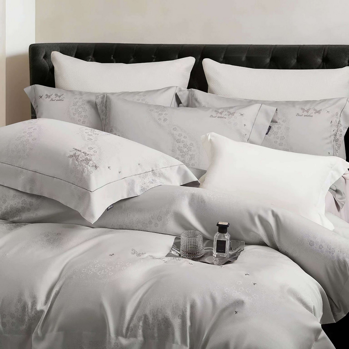 91家纺网 家纺一手货源 找家纺 玖玖爱家纺 2026新款全棉色织提花绣花四件套-梦蝶 梦蝶-银灰