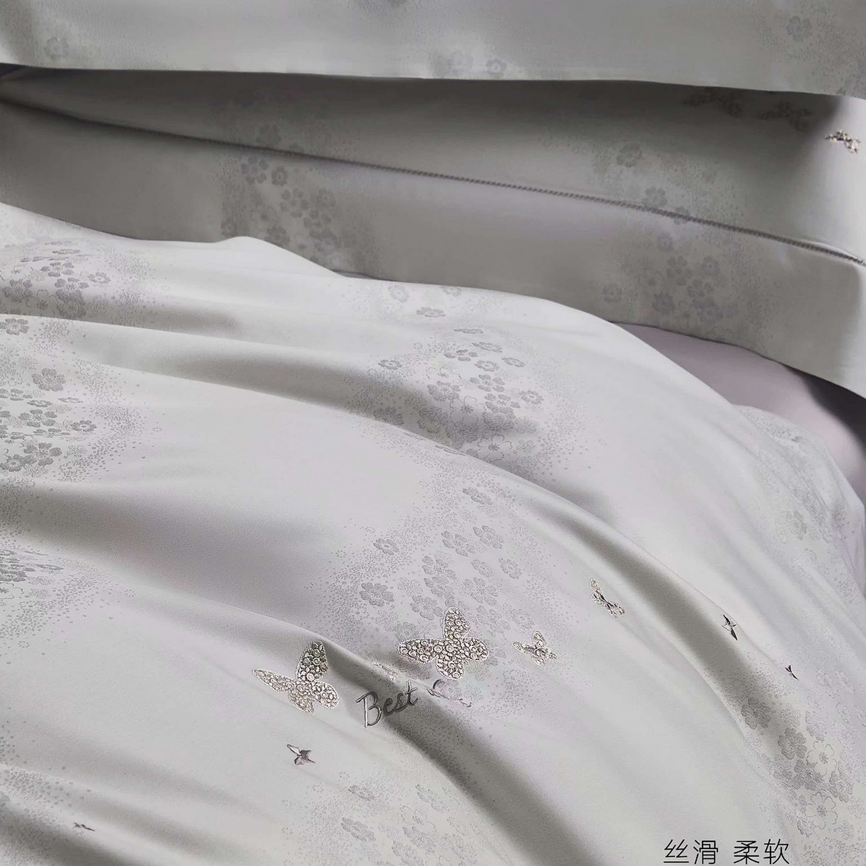 91家纺网 家纺一手货源 找家纺 玖玖爱家纺 2026新款全棉色织提花绣花四件套-梦蝶 梦蝶-银灰