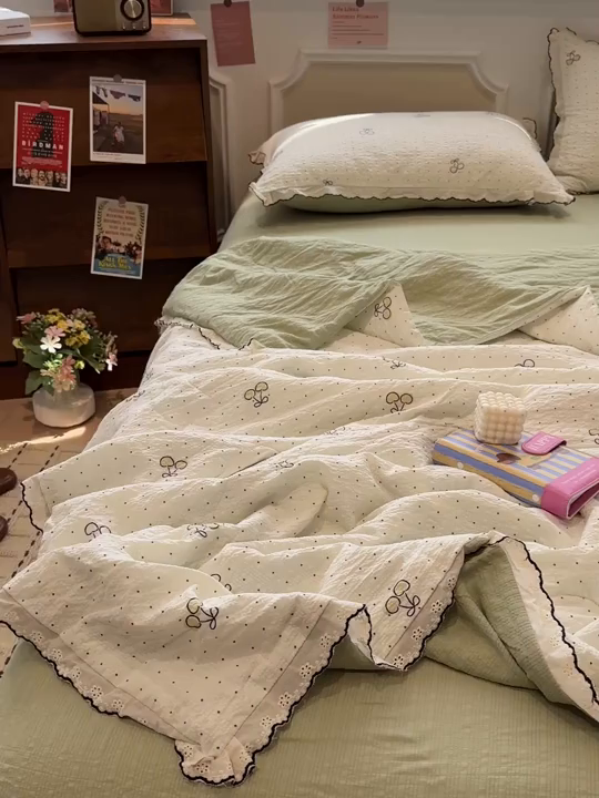 91家纺网 家纺一手货源 找家纺 一比一家纺 2026新款法式花边泡芙纱夏被四件套 青色樱桃