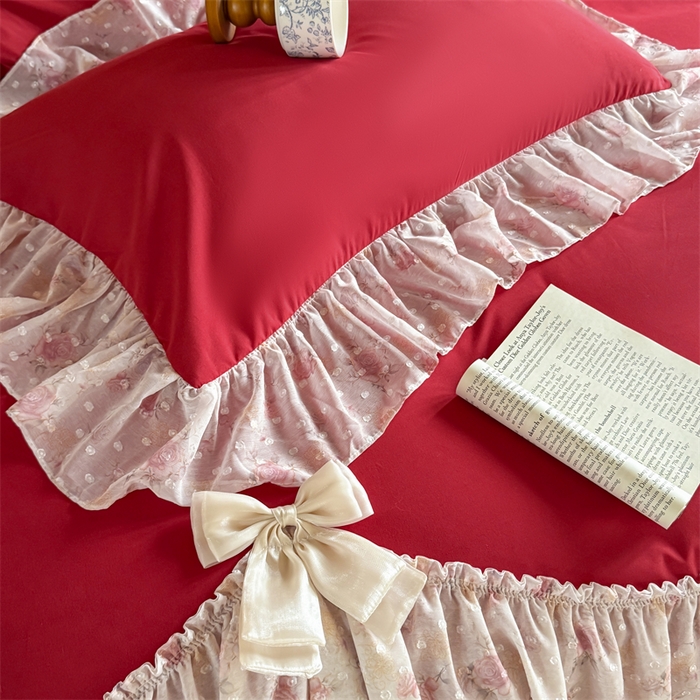 91家纺网 家纺一手货源 找家纺 富盛家纺 2026新款水洗亲肤棉雪纺蕾丝刺绣法式床裙韩版四件套 浪漫主义-大红
