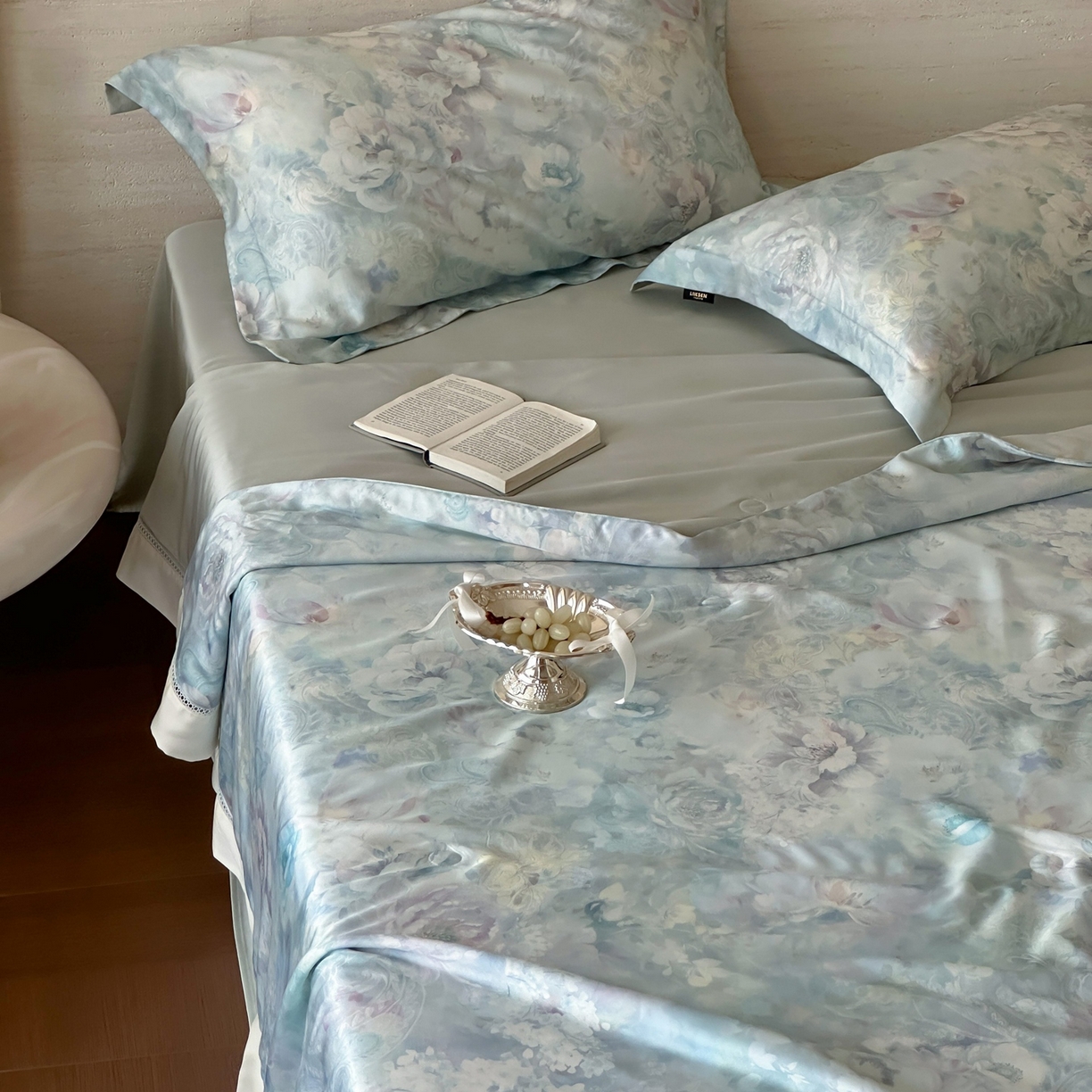 91家纺网 家纺一手货源 找家纺 丽笙被芯 2026新款A类兰精天丝数码印花Naia镂空夏被夏凉被空调被-系列二 秘密花园蓝