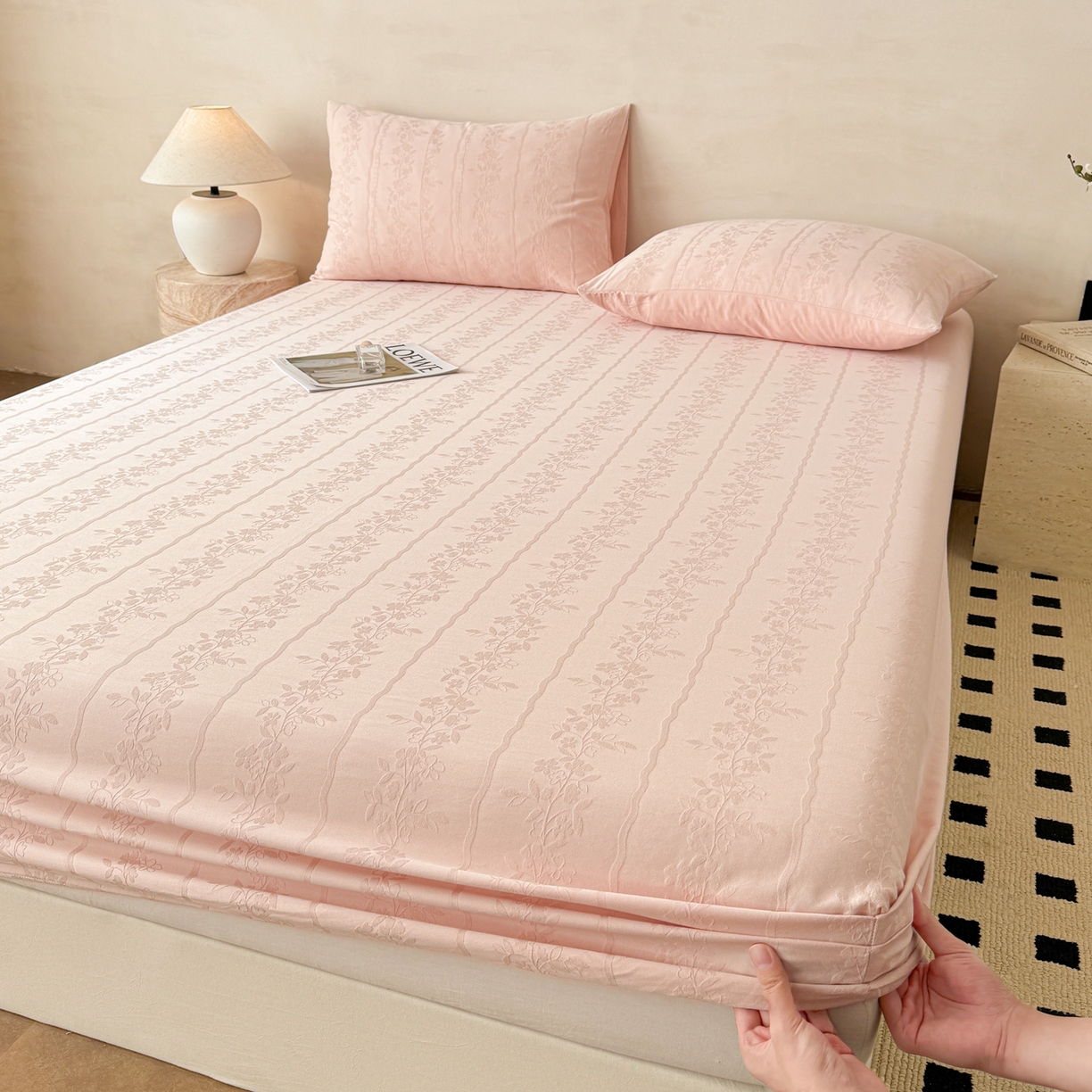 91家纺网 家纺一手货源 找家纺 眠博士 2026新款50支长绒棉毛巾绣四件套 50支长绒棉套件-粉桃犬仔