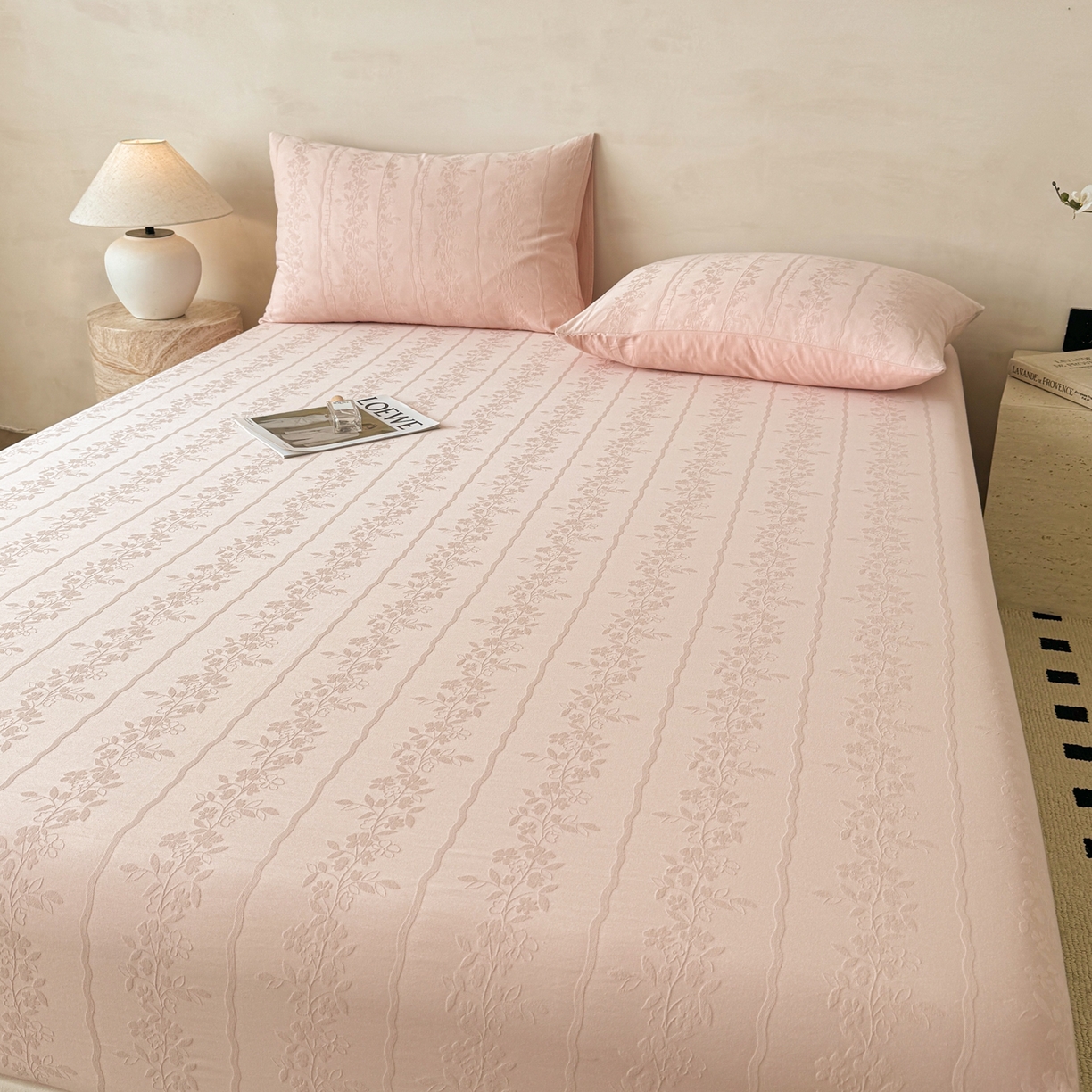 91家纺网 家纺一手货源 找家纺 （总）眠博士 2026新款60S水洗立体提花床笠-场景二