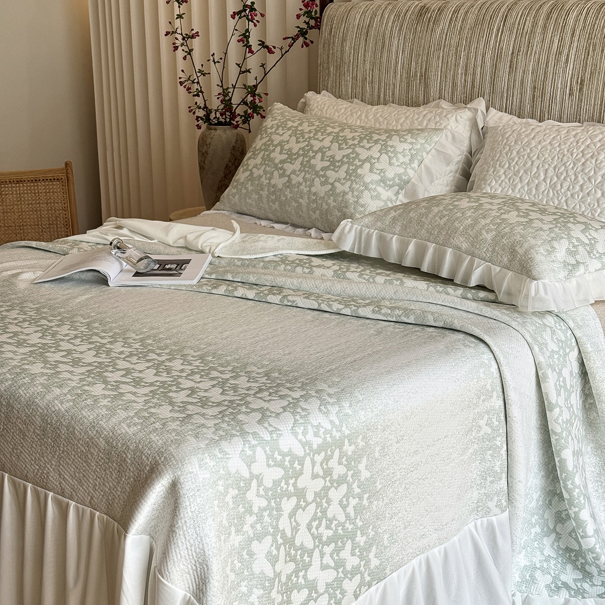 91家纺网 家纺一手货源 找家纺 傲蕾良品 2026新款韩国高分子冰丝软凉席【床裙款】 绿蝶漫舞