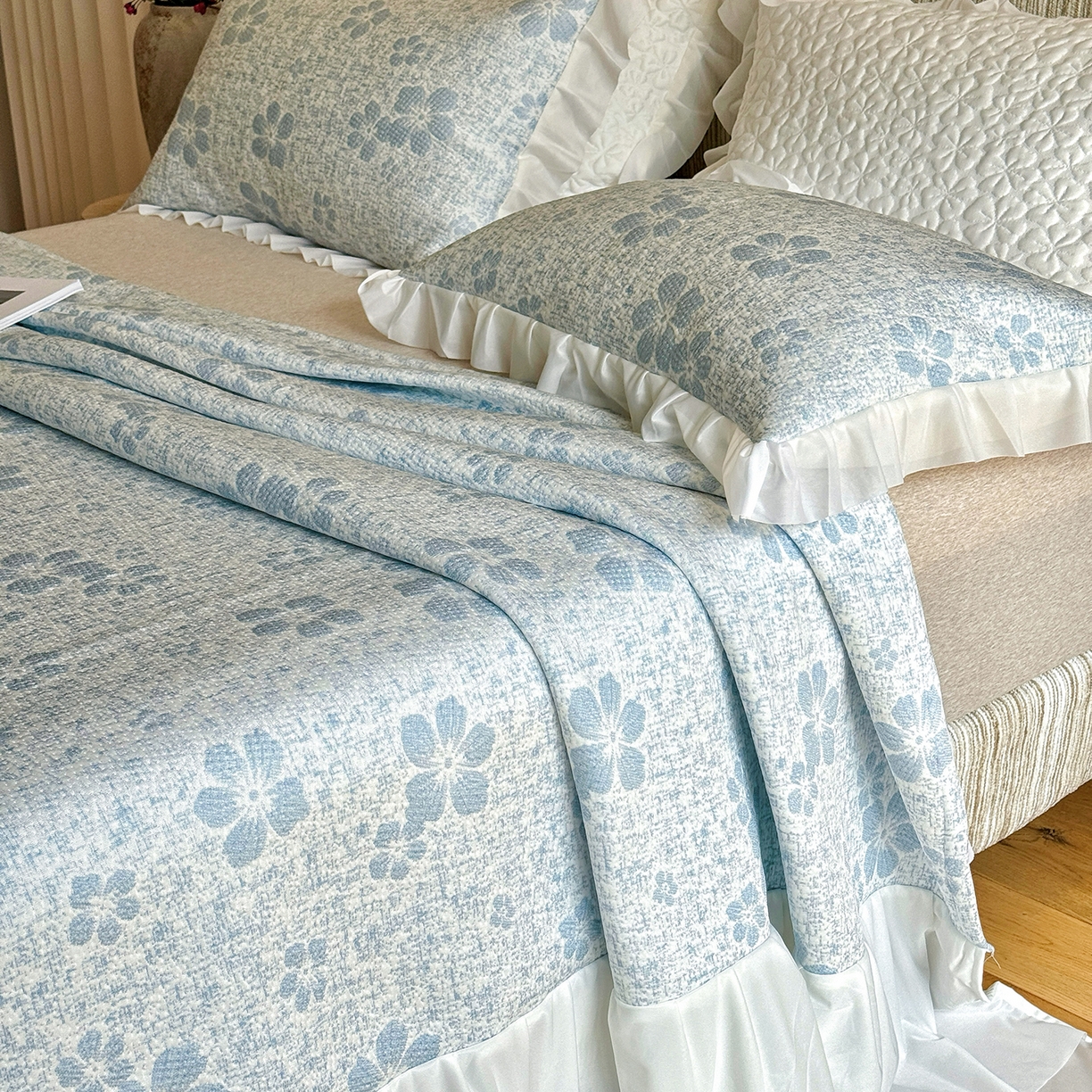 91家纺网 家纺一手货源 找家纺 傲蕾良品 2026新款韩国高分子冰丝软凉席【床裙款】 冰蓝花叙