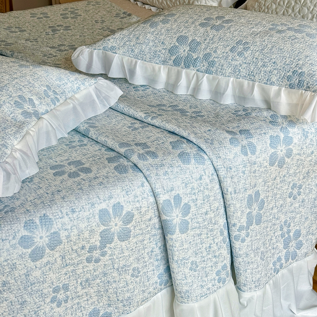 91家纺网 家纺一手货源 找家纺 傲蕾良品 2026新款韩国高分子冰丝软凉席【床裙款】 冰蓝花叙