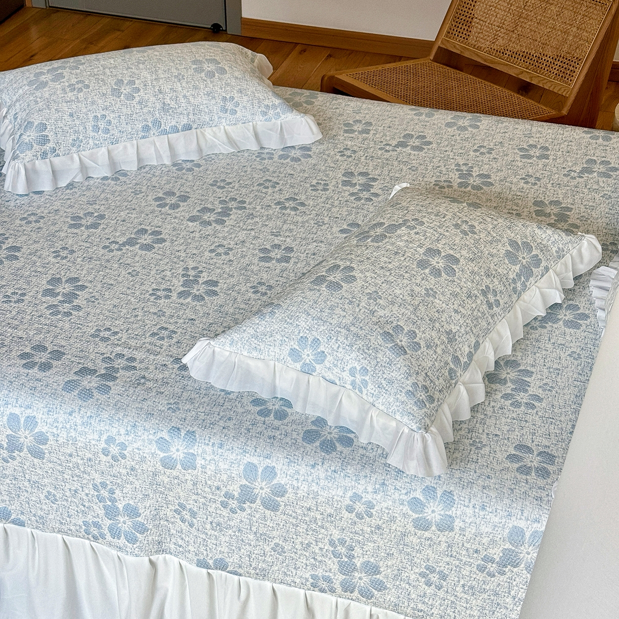 91家纺网 家纺一手货源 找家纺 傲蕾良品 2026新款韩国高分子冰丝软凉席【床裙款】 冰蓝花叙