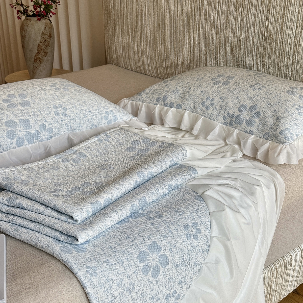 91家纺网 家纺一手货源 找家纺 傲蕾良品 2026新款韩国高分子冰丝软凉席【床裙款】 冰蓝花叙