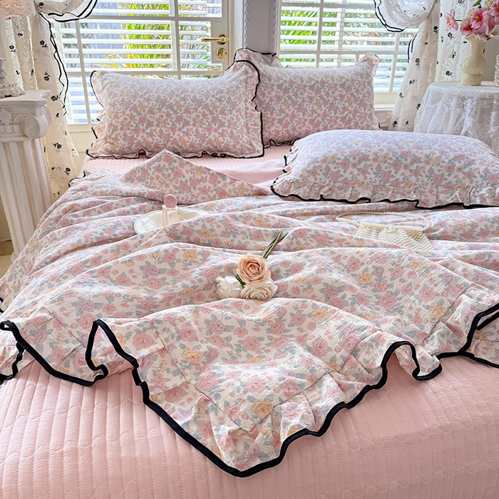 91家纺网 家纺一手货源 找家纺 韩约家纺 2026春夏新款皱皱纱床盖款夏被夏凉被空调被四件套 轻幽花梦