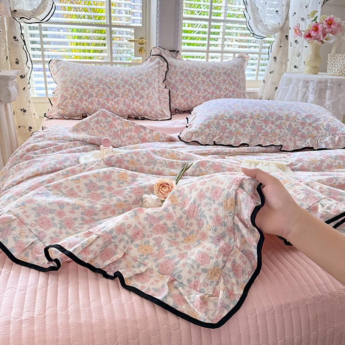 91家纺网 家纺一手货源 找家纺 韩约家纺 2026春夏新款皱皱纱床盖款夏被夏凉被空调被四件套 轻幽花梦