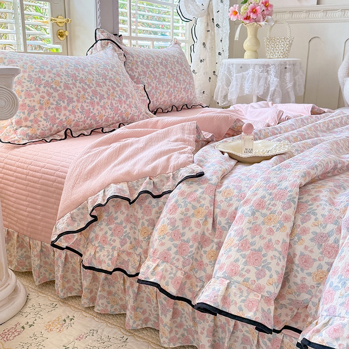 91家纺网 家纺一手货源 找家纺 韩约家纺 2026春夏新款皱皱纱床盖款夏被夏凉被空调被四件套 轻幽花梦