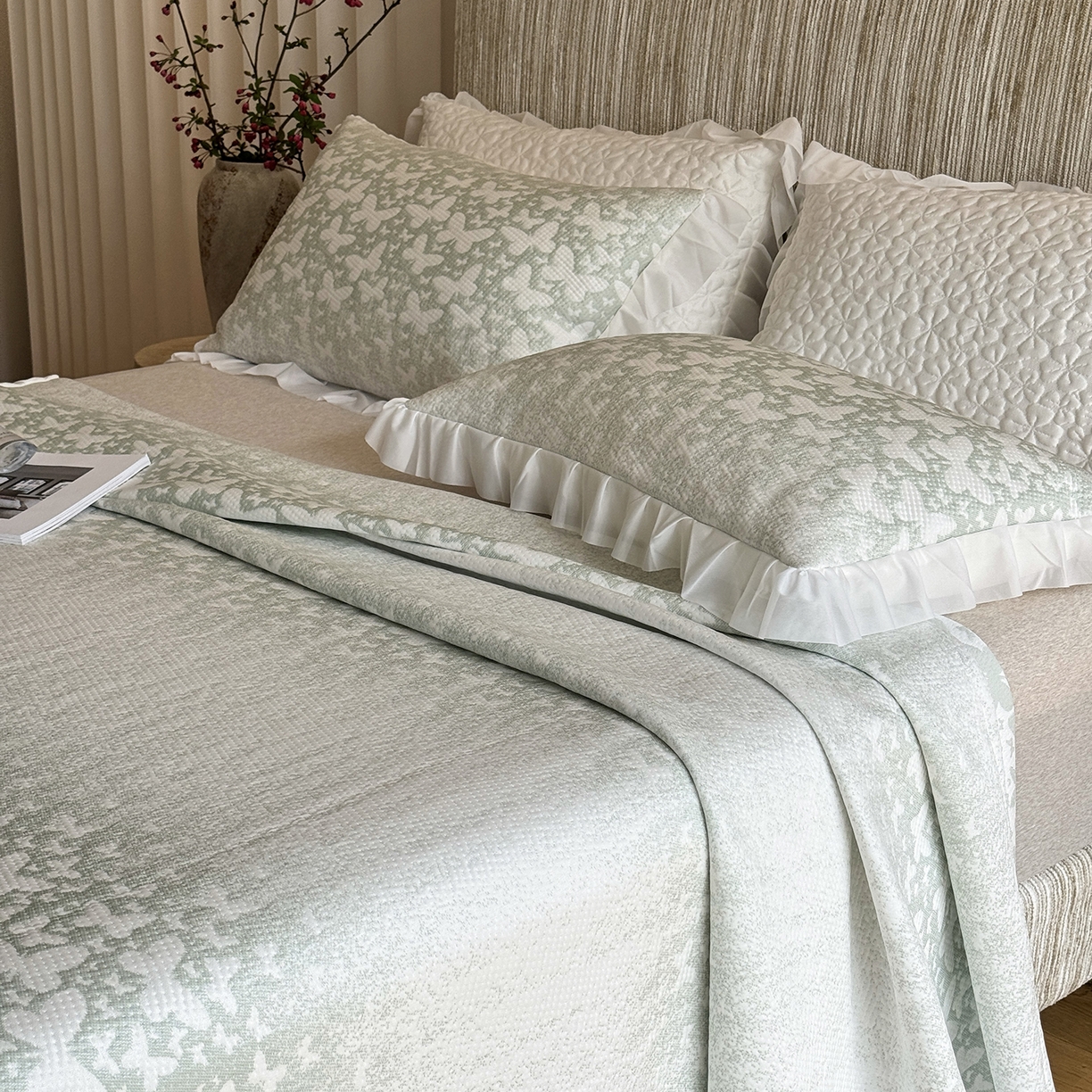 91家纺网 家纺一手货源 找家纺 傲蕾良品 2026新款韩国高分子冰丝软凉席【床裙款】 绿蝶漫舞