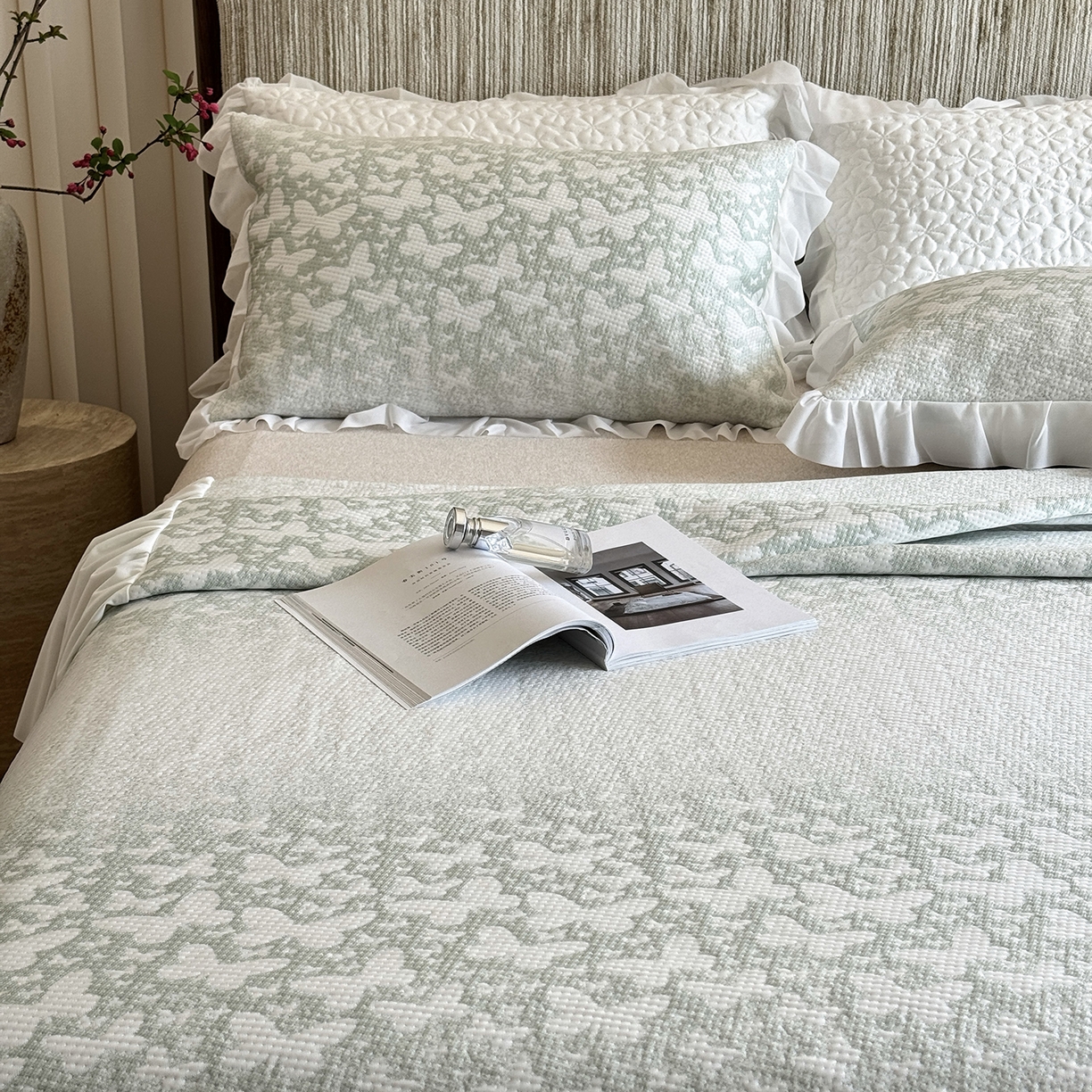 91家纺网 家纺一手货源 找家纺 傲蕾良品 2026新款韩国高分子冰丝软凉席【床裙款】 绿蝶漫舞