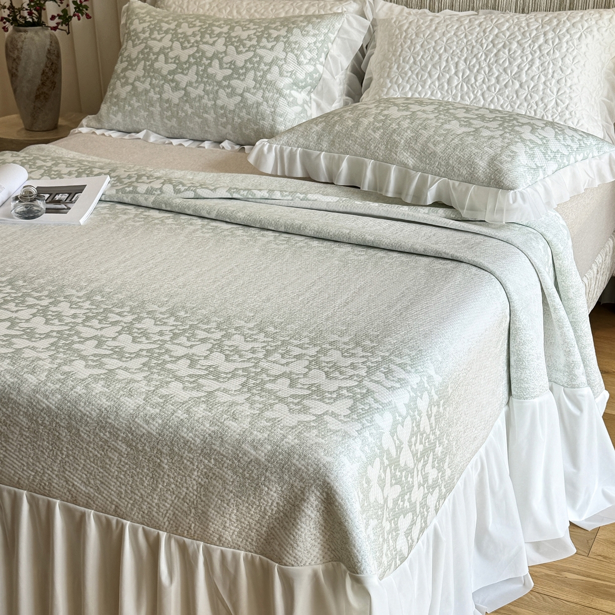 91家纺网 家纺一手货源 找家纺 傲蕾良品 2026新款韩国高分子冰丝软凉席【床裙款】 绿蝶漫舞