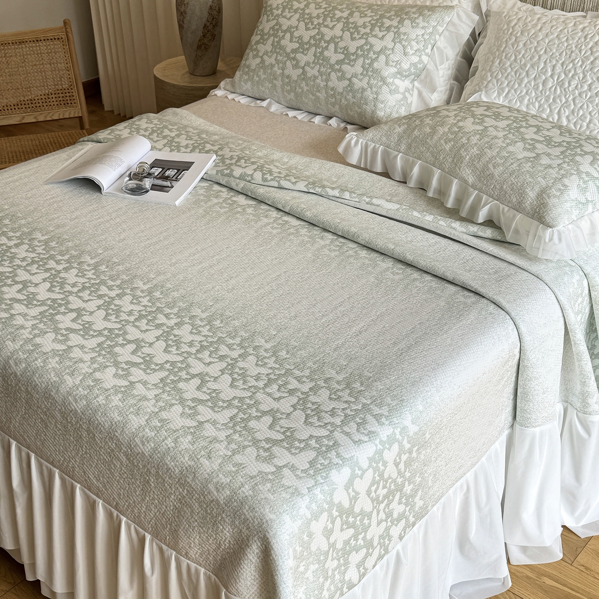 91家纺网 家纺一手货源 找家纺 傲蕾良品 2026新款韩国高分子冰丝软凉席【床裙款】 绿蝶漫舞