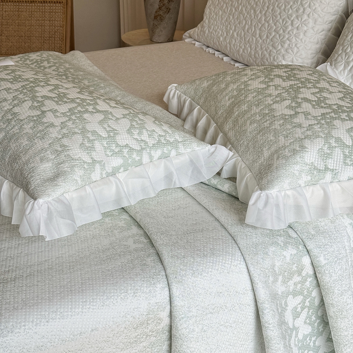 91家纺网 家纺一手货源 找家纺 傲蕾良品 2026新款韩国高分子冰丝软凉席【床裙款】 绿蝶漫舞