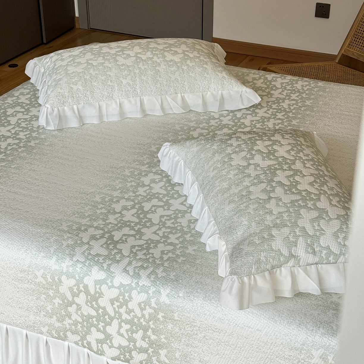 91家纺网 家纺一手货源 找家纺 傲蕾良品 2026新款韩国高分子冰丝软凉席【床裙款】 绿蝶漫舞