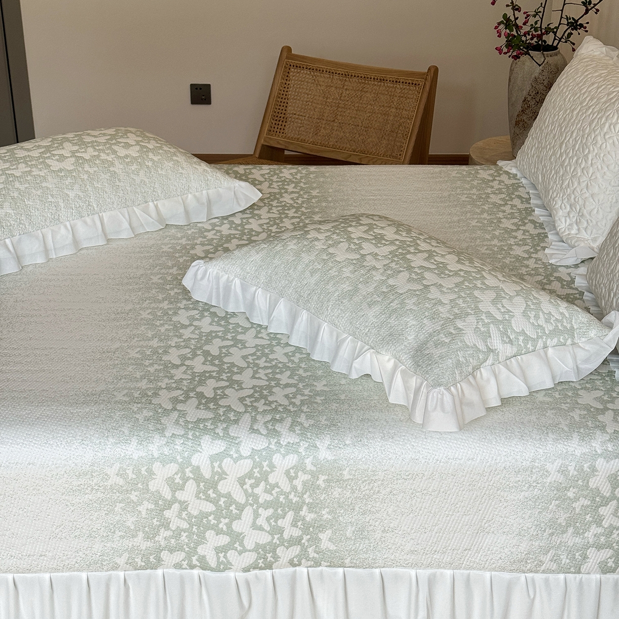 91家纺网 家纺一手货源 找家纺 傲蕾良品 2026新款韩国高分子冰丝软凉席【床裙款】 绿蝶漫舞