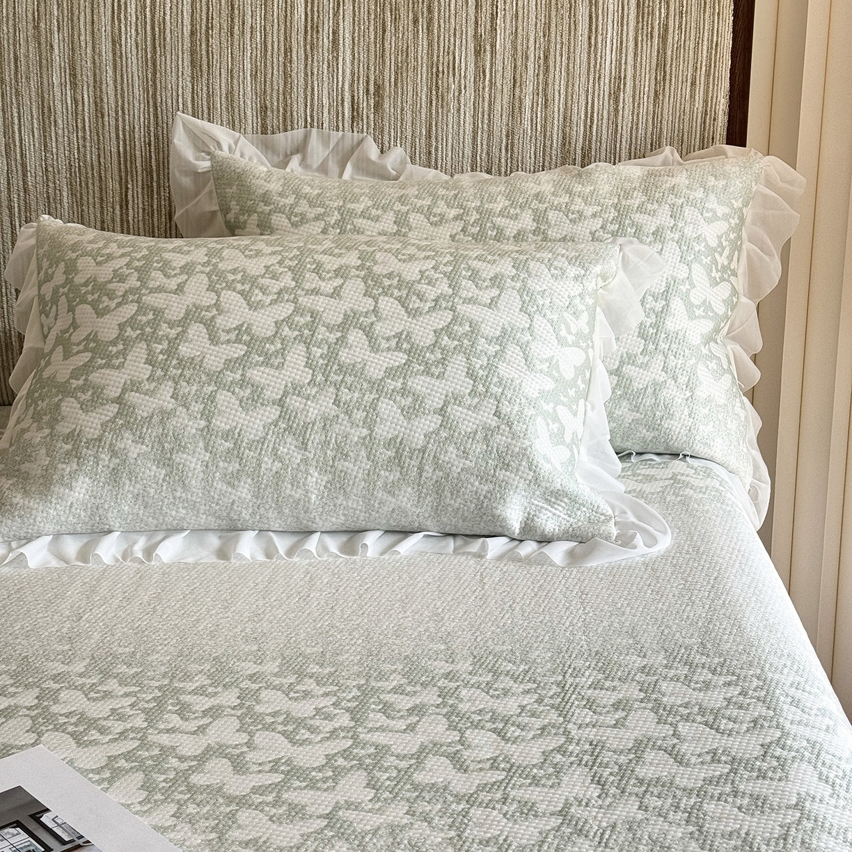 91家纺网 家纺一手货源 找家纺 傲蕾良品 2026新款韩国高分子冰丝软凉席【床裙款】 绿蝶漫舞