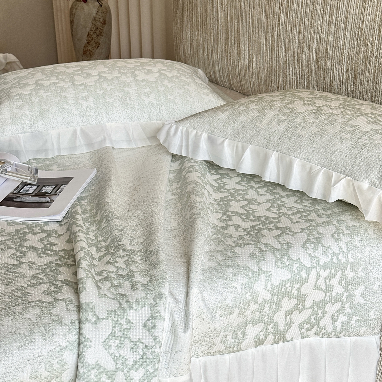 91家纺网 家纺一手货源 找家纺 傲蕾良品 2026新款韩国高分子冰丝软凉席【床裙款】 绿蝶漫舞