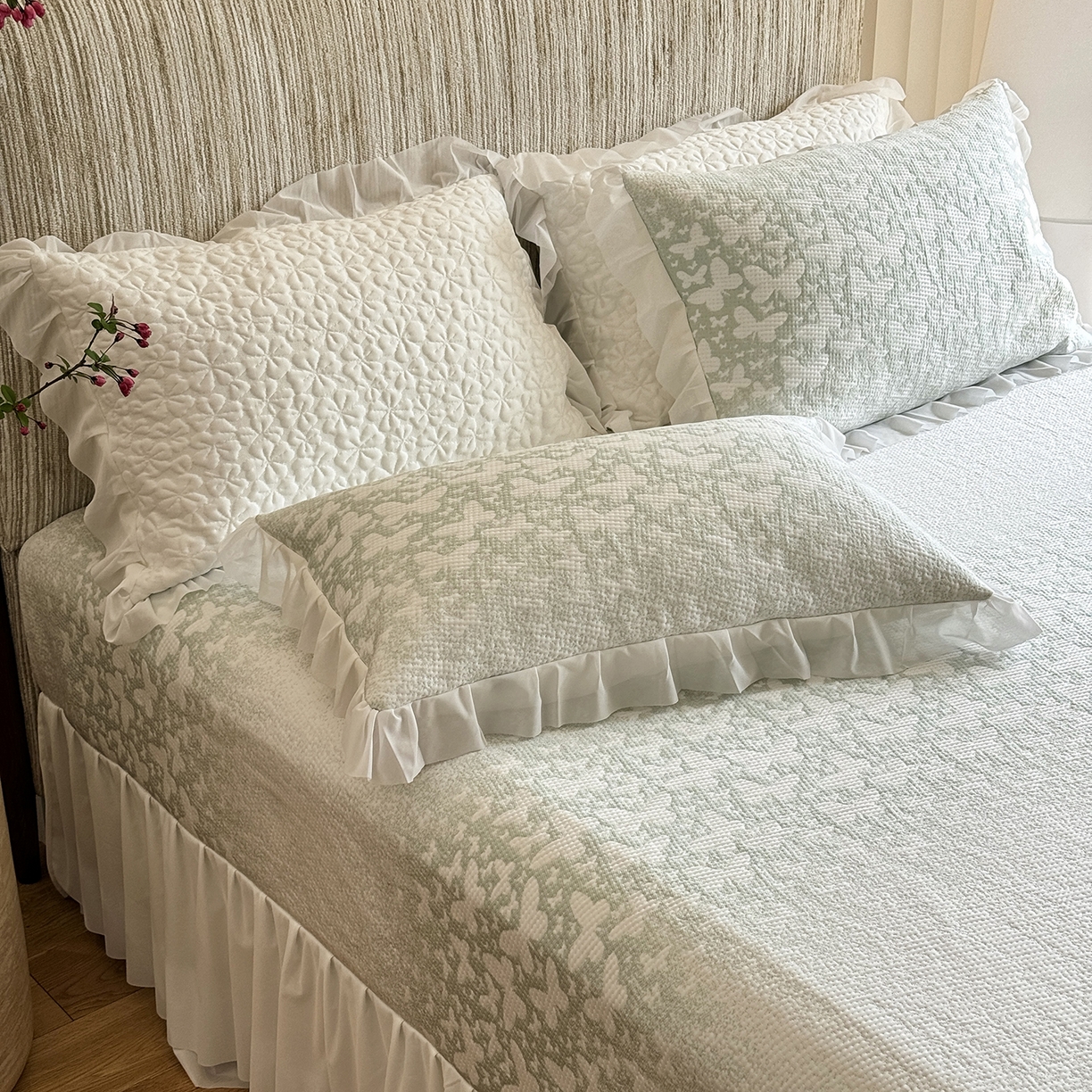 91家纺网 家纺一手货源 找家纺 傲蕾良品 2026新款韩国高分子冰丝软凉席【床裙款】 绿蝶漫舞