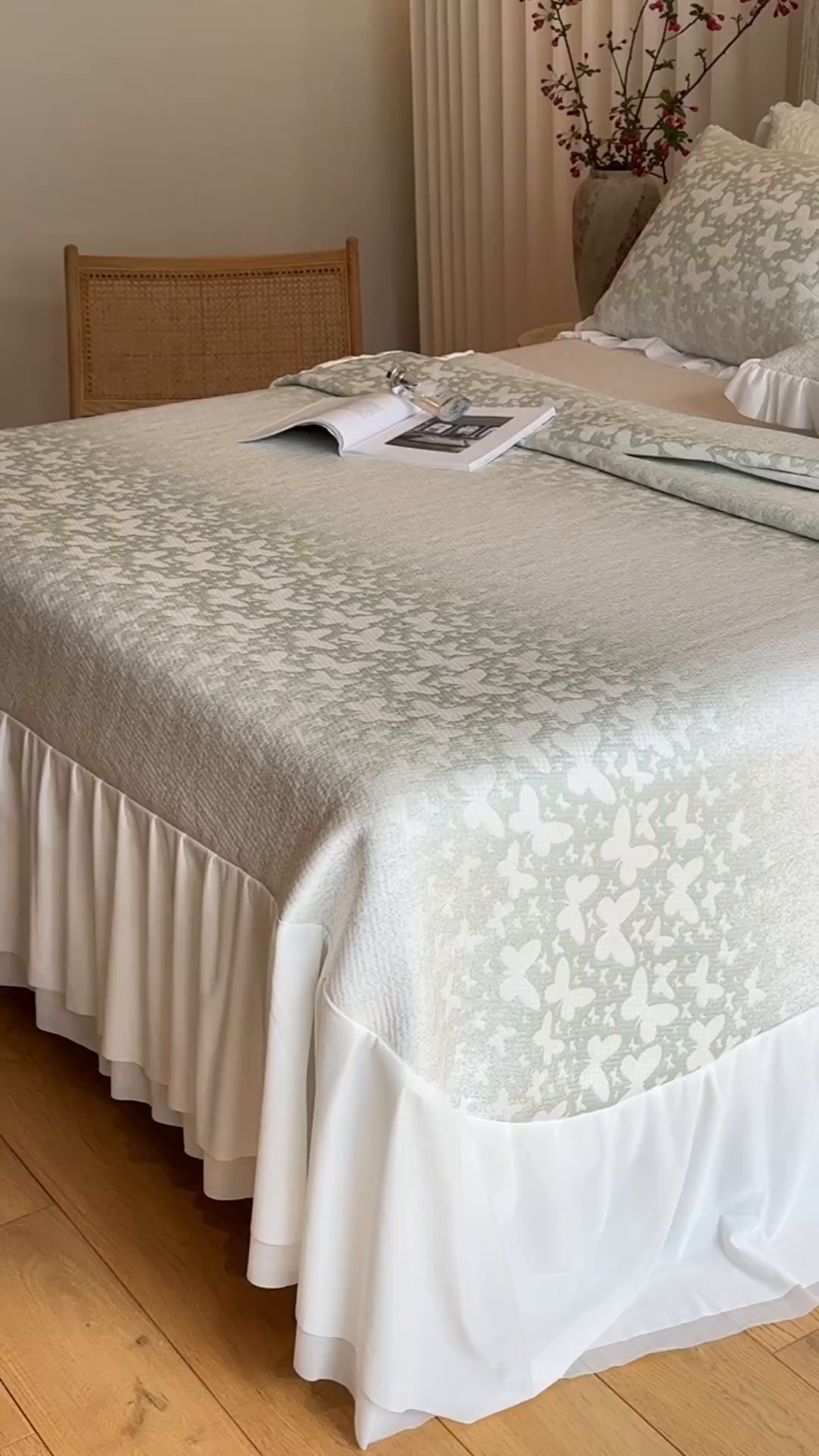 91家纺网 家纺一手货源 找家纺 傲蕾良品 2026新款韩国高分子冰丝软凉席【床裙款】 绿蝶漫舞