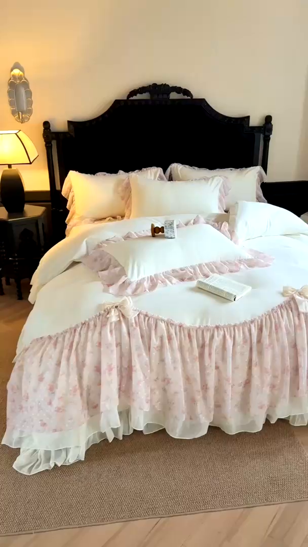 91家纺网 家纺一手货源 找家纺 富盛家纺 2026新款水洗亲肤棉雪纺蕾丝刺绣法式床裙韩版四件套 浪漫主义-米白