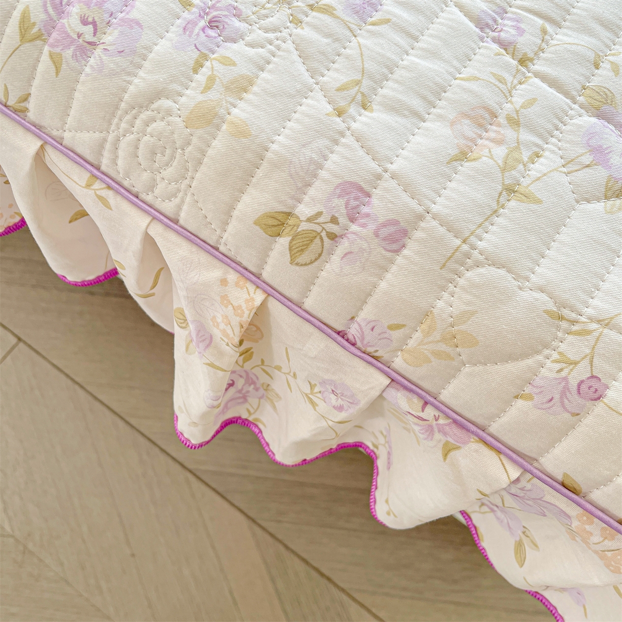 91家纺网 家纺一手货源 找家纺 宜凡家纺 2026新款全棉印花夹棉花边床笠四件套 海棠之恋