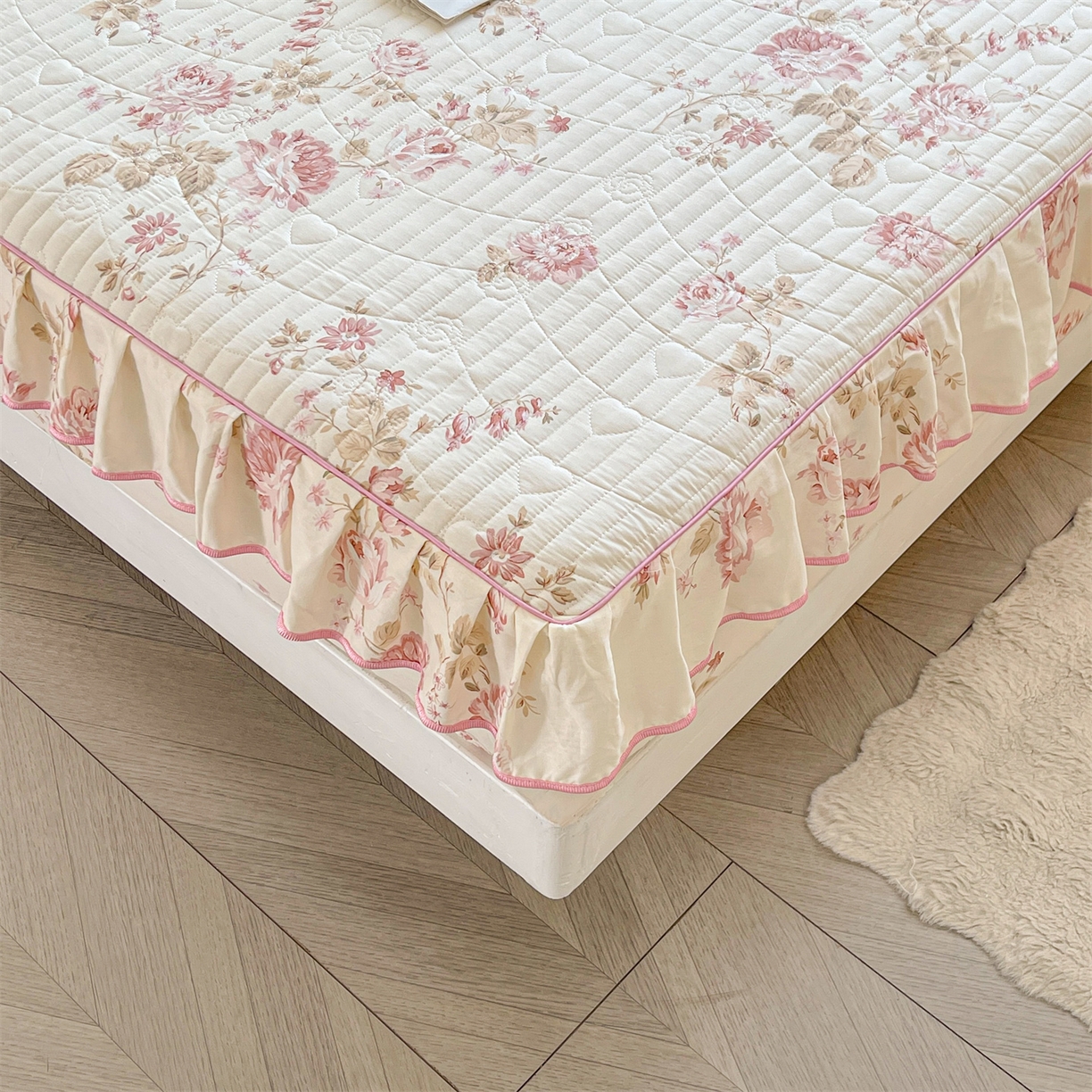 91家纺网 家纺一手货源 找家纺 宜凡家纺 2026新款全棉印花夹棉花边床笠四件套 水苏栀清