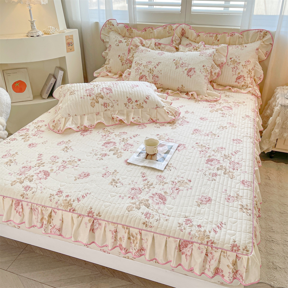 91家纺网 家纺一手货源 找家纺 宜凡家纺 2026新款全棉印花夹棉花边床笠四件套 水苏栀清