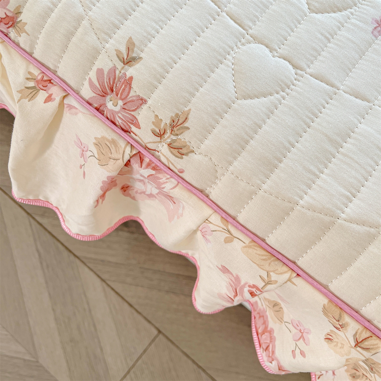 91家纺网 家纺一手货源 找家纺 宜凡家纺 2026新款全棉印花夹棉花边床笠四件套 水苏栀清