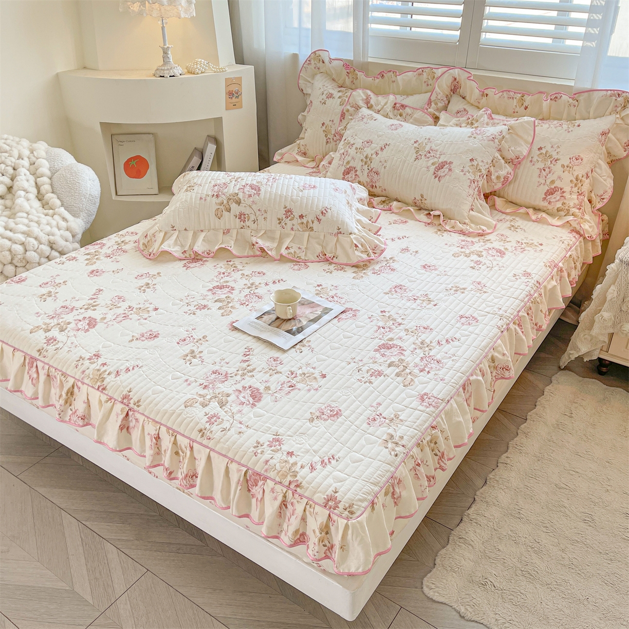 91家纺网 家纺一手货源 找家纺 宜凡家纺 2026新款全棉印花夹棉花边床笠四件套 水苏栀清