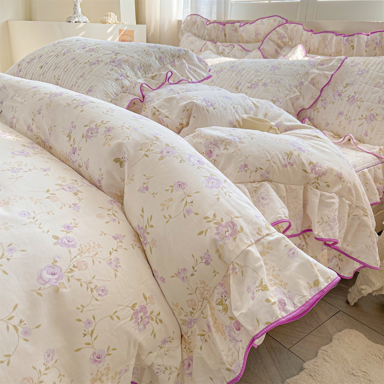 91家纺网 家纺一手货源 找家纺 （总）宜凡家纺 2026新款全棉印花夹棉花边床笠三件套