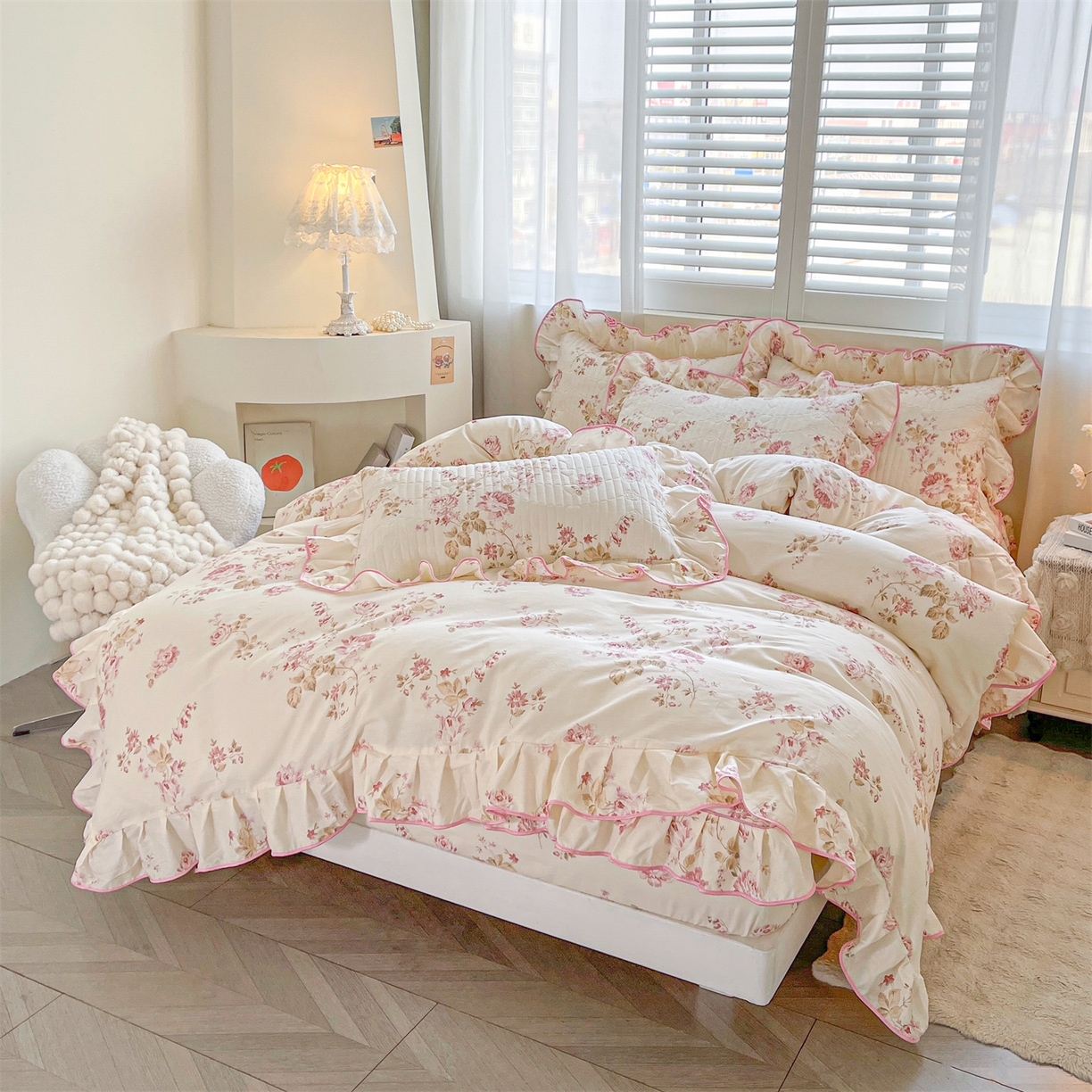 91家纺网 家纺一手货源 找家纺 宜凡家纺 2026新款全棉印花夹棉花边床笠三件套 水苏栀清