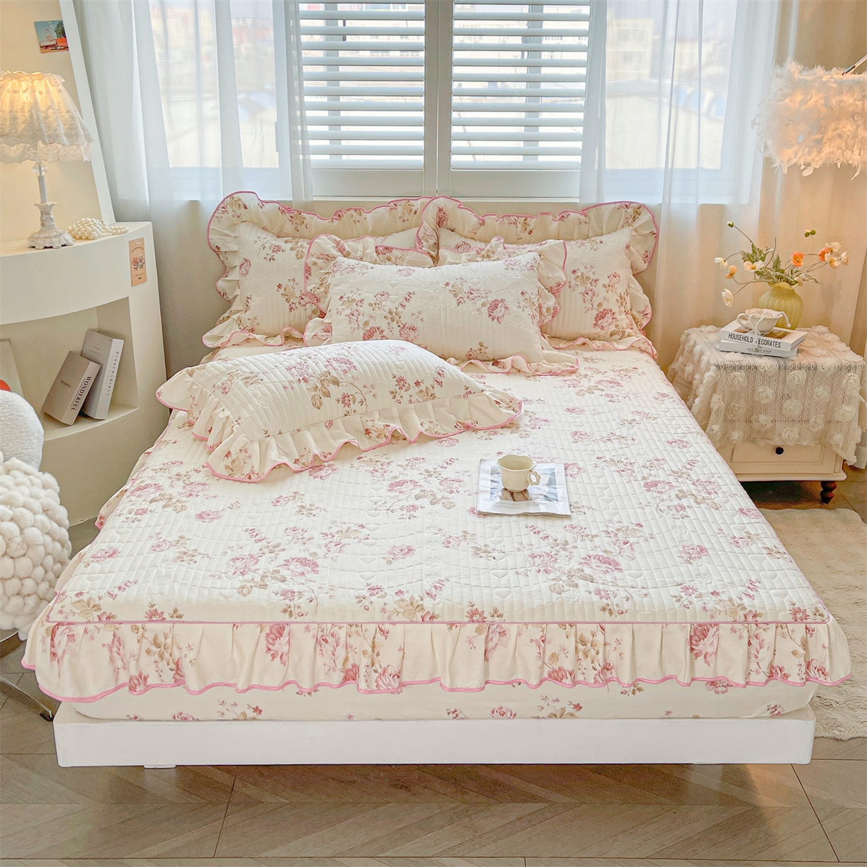 91家纺网 家纺一手货源 找家纺 宜凡家纺 2026新款全棉印花夹棉花边床笠三件套 水苏栀清