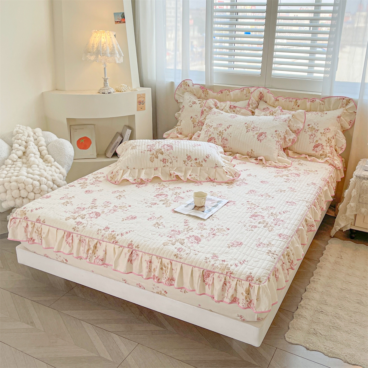 91家纺网 家纺一手货源 找家纺 宜凡家纺 2026新款全棉印花夹棉花边床笠三件套 水苏栀清