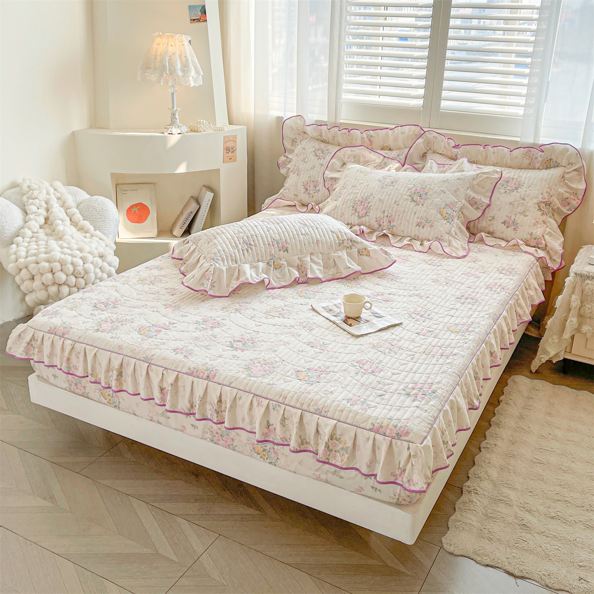 91家纺网 家纺一手货源 找家纺 宜凡家纺 2026新款全棉印花夹棉花边床笠三件套 镜花映月