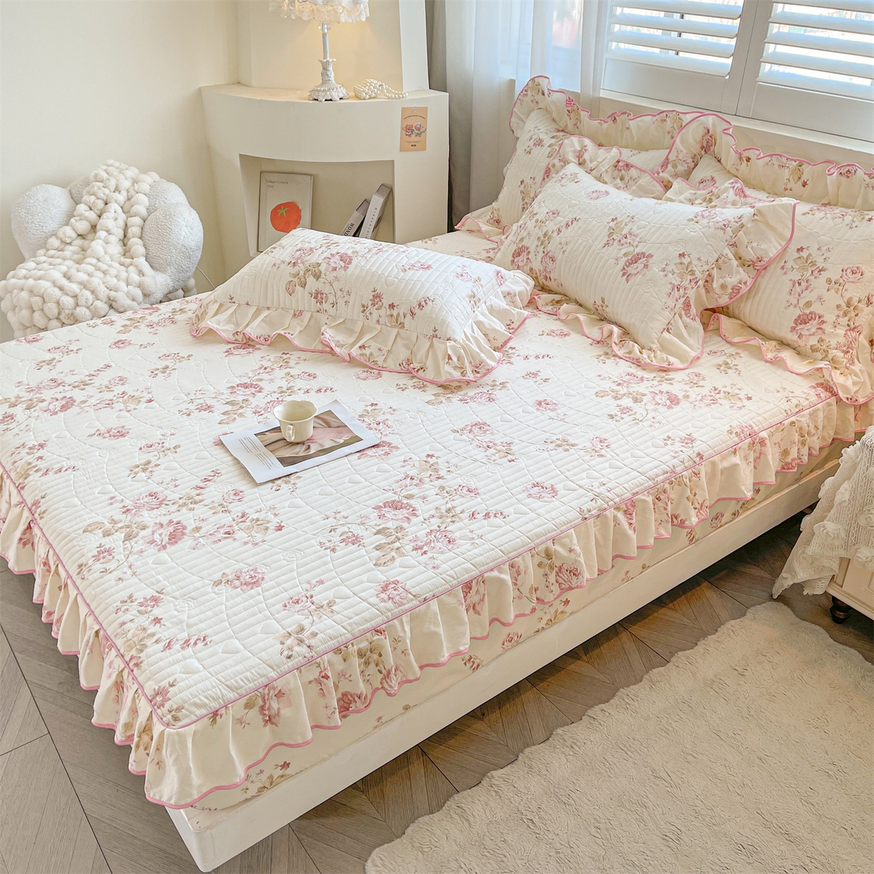 91家纺网 家纺一手货源 找家纺 宜凡家纺 2026新款全棉印花夹棉花边床笠三件套 水苏栀清