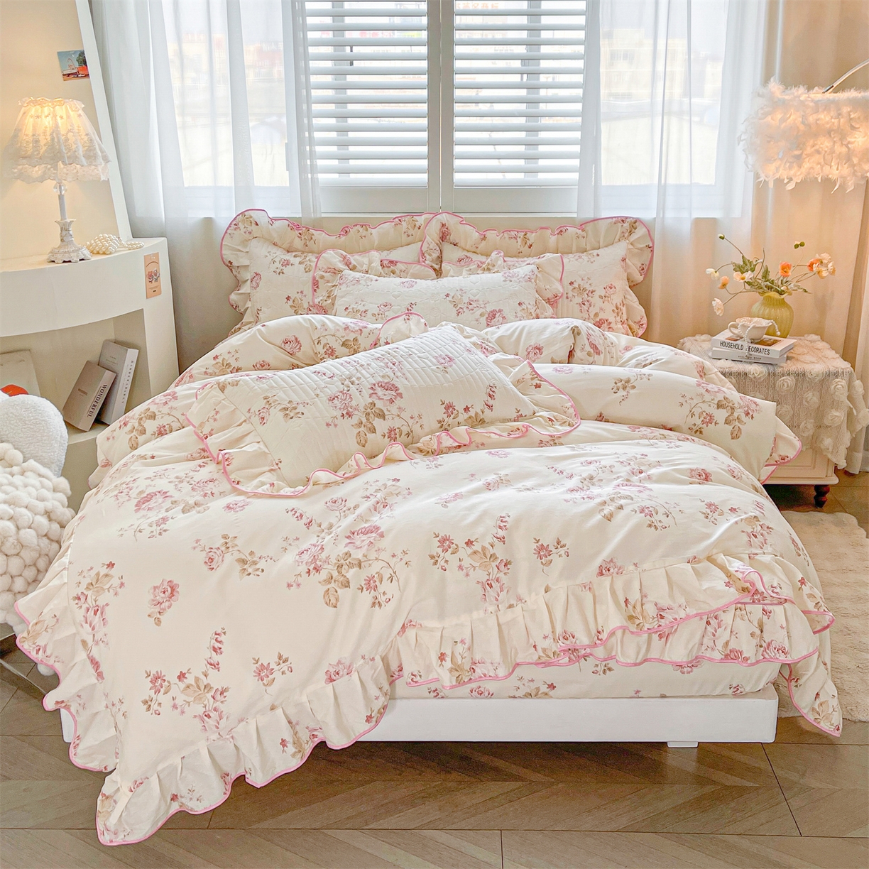 91家纺网 家纺一手货源 找家纺 宜凡家纺 2026新款全棉印花夹棉花边床笠三件套 水苏栀清