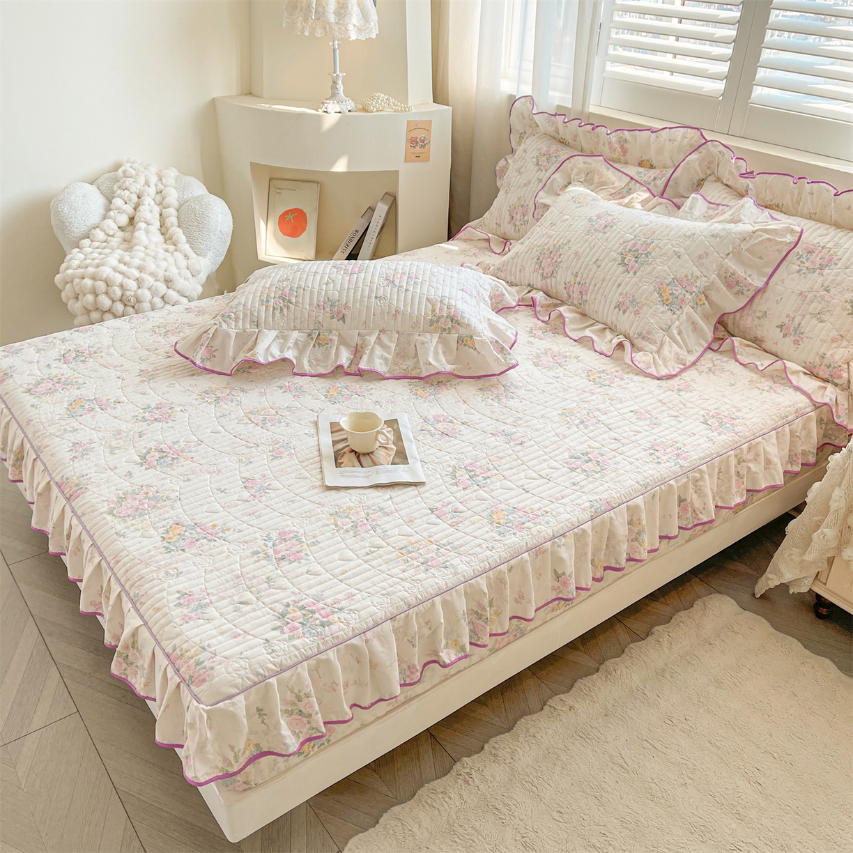 91家纺网 家纺一手货源 找家纺 宜凡家纺 2026新款全棉印花夹棉花边床笠三件套 镜花映月