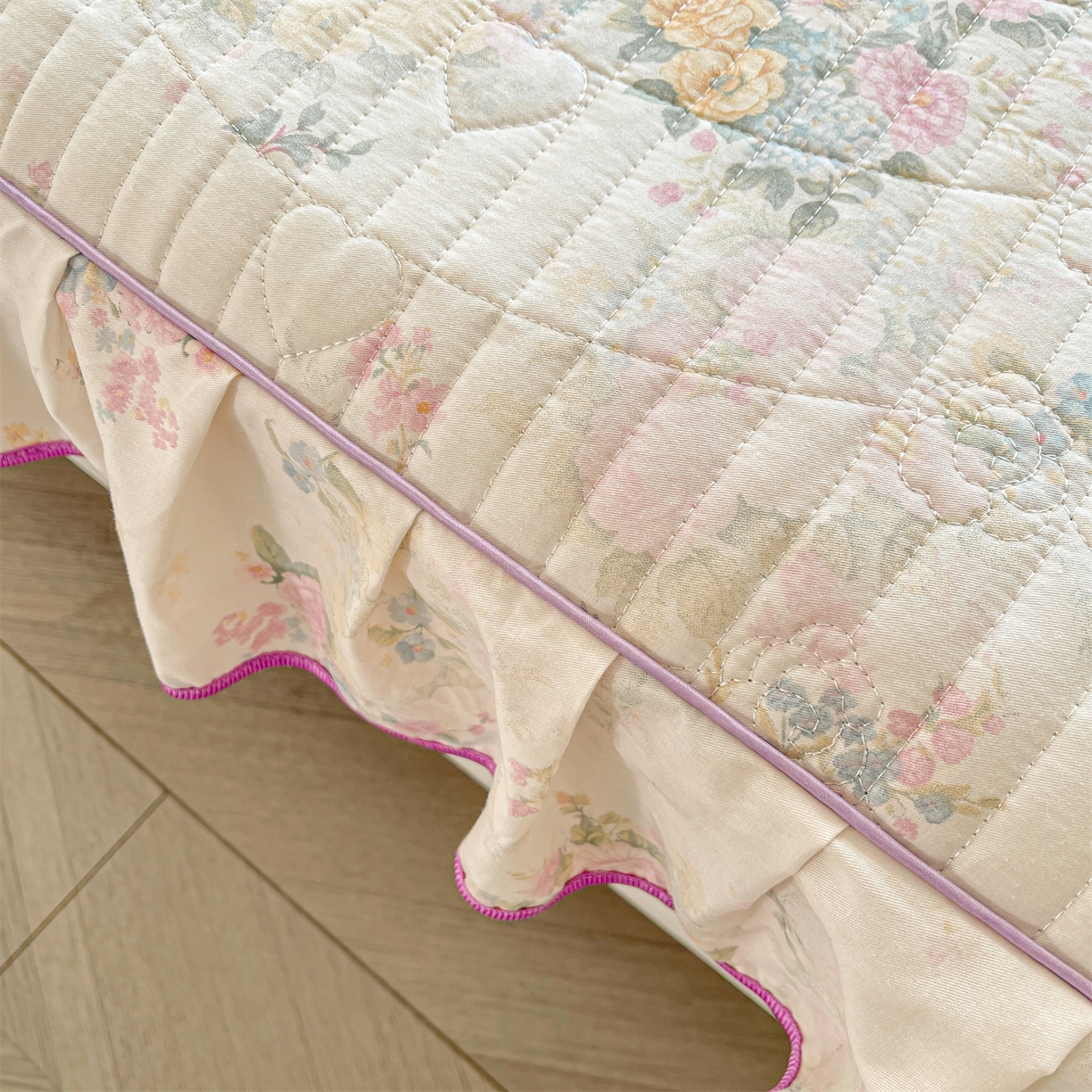 91家纺网 家纺一手货源 找家纺 宜凡家纺 2026新款全棉印花夹棉花边床笠三件套 镜花映月