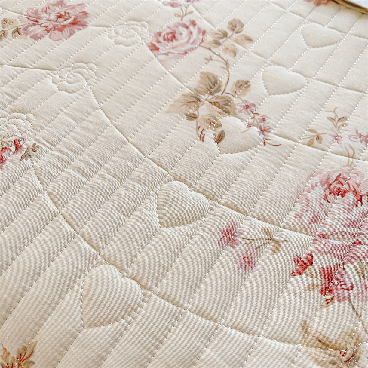 91家纺网 家纺一手货源 找家纺 宜凡家纺 2026新款全棉印花夹棉花边床笠三件套 水苏栀清